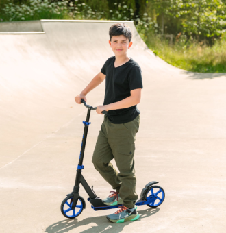 Big 2 Wheel Deep Blue Lifestyle 1