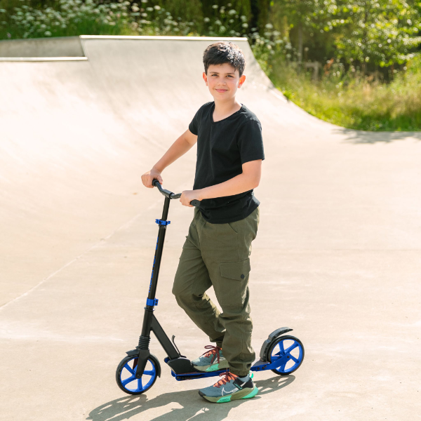 Big 2 Wheel Deep Blue Lifestyle 1