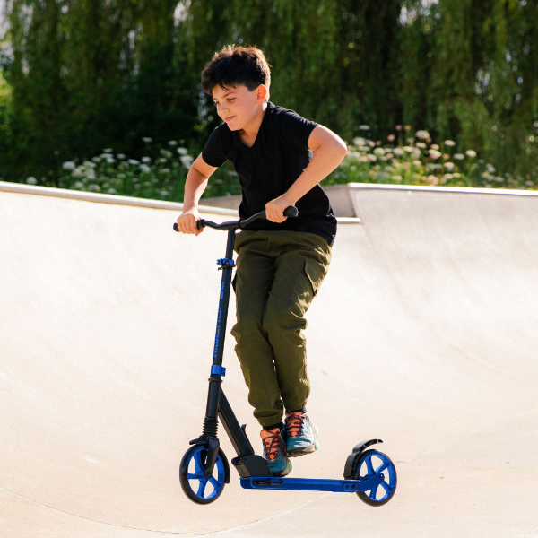 Big 2 Wheel Deep Blue Lifestyle 2